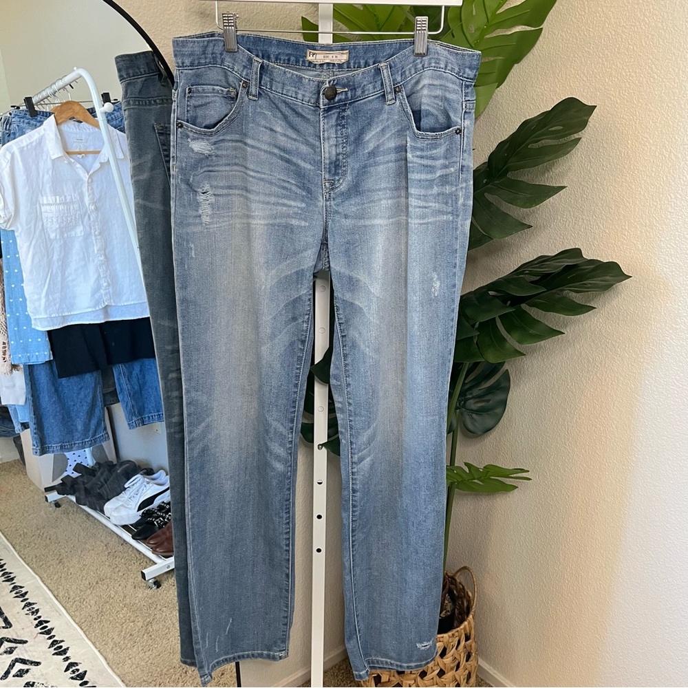 ✨ Free People Light Wash Relaxed Distressed Straight Leg Denim Jeans Sz W30